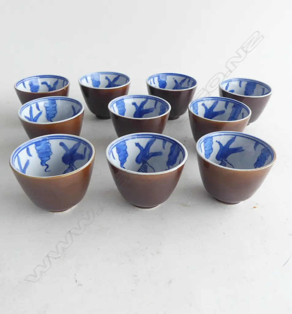 10 ORIENTAL B/W CUPS, LIDDED GINGER JAR H.145mm, CHEESEBOARD W.360mm Image 1++