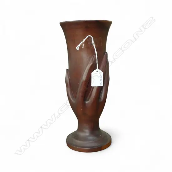 WOODEN VASE w. HAND 'GREETINGS FROM PITCAIRN ISLAND / MADE BY CAIRN CHRISTIAN' H.275mm