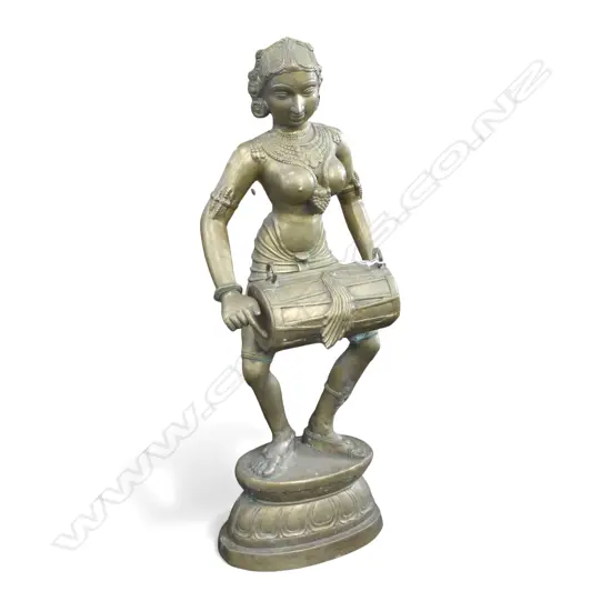 INDIAN BRONZE STATUE; WOMAN w. DRUM H.960mm 6kg