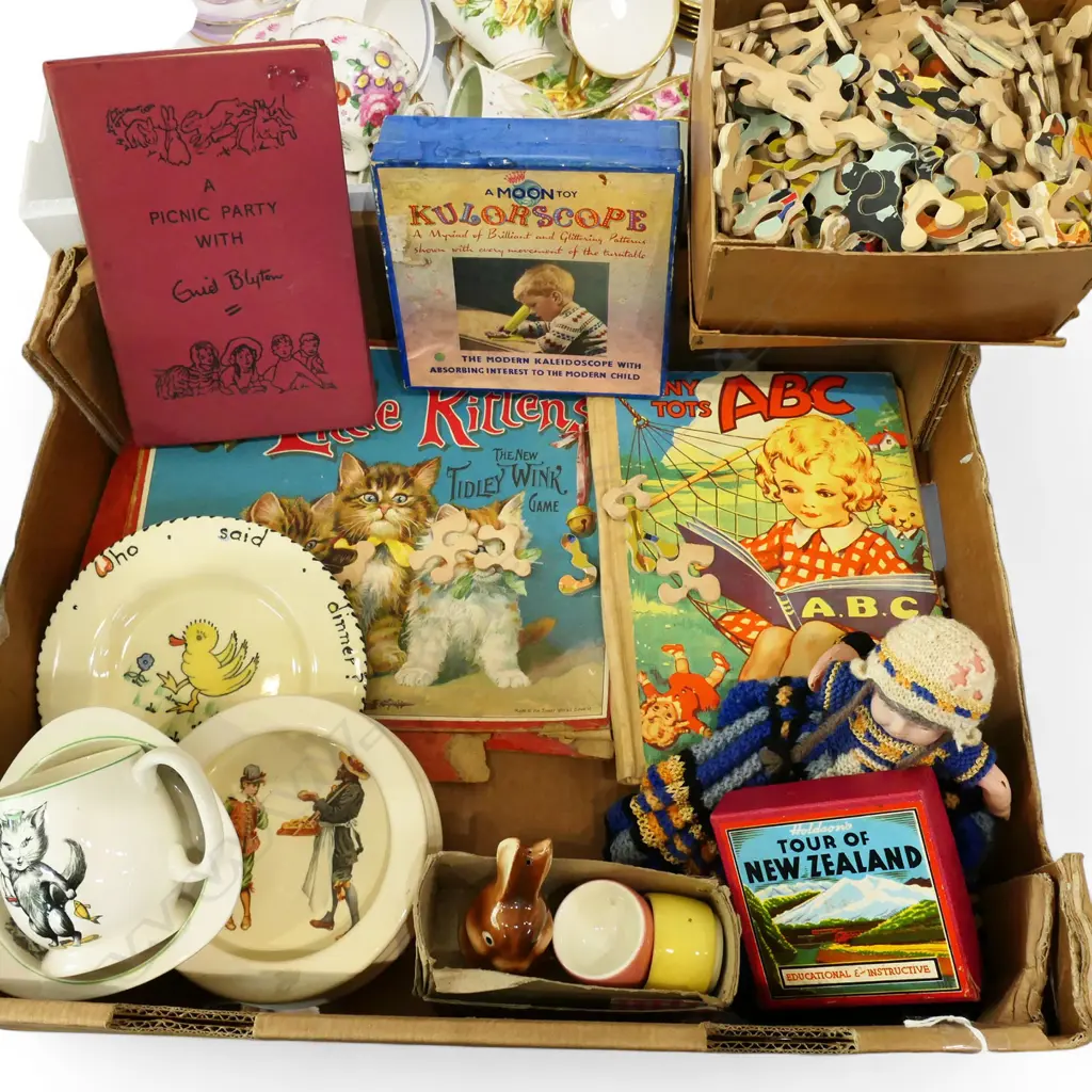 TRAY OF 10 VINTAGE CHILD RELATED COLLECTABLES GAMES CHINA ETC Image 1++