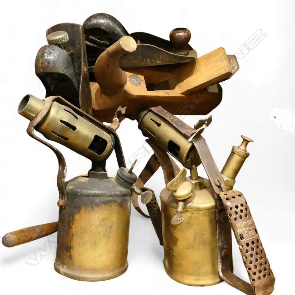 VINTAGE TOOLS & SHOE LASTS Image 1++