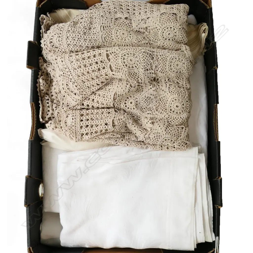 TRAY OF DAMASK LINEN TABLE CLOTHES ETC Image 1++