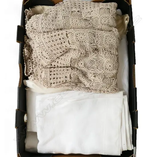 TRAY OF DAMASK LINEN TABLE CLOTHES ETC