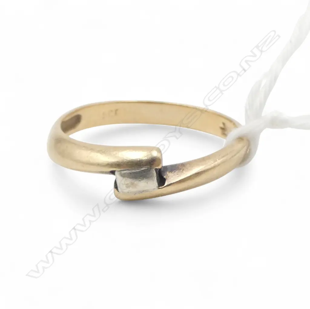 9ct GOLD CROSS-OVER BAND RING 1.78gms SIZE P Image 1++