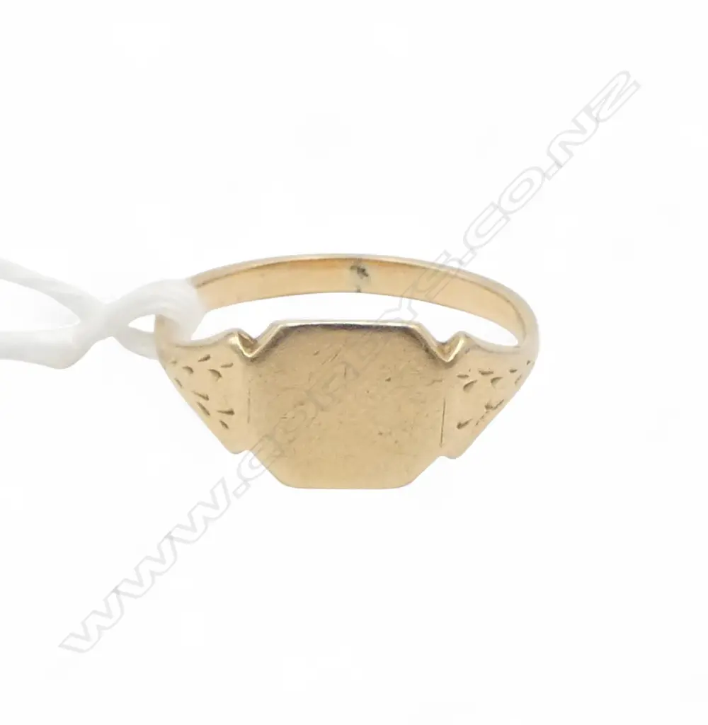 9ct GOLD VINTAGE  GIRLS SIGNET RING 1.8gms SIZE L Image 1++