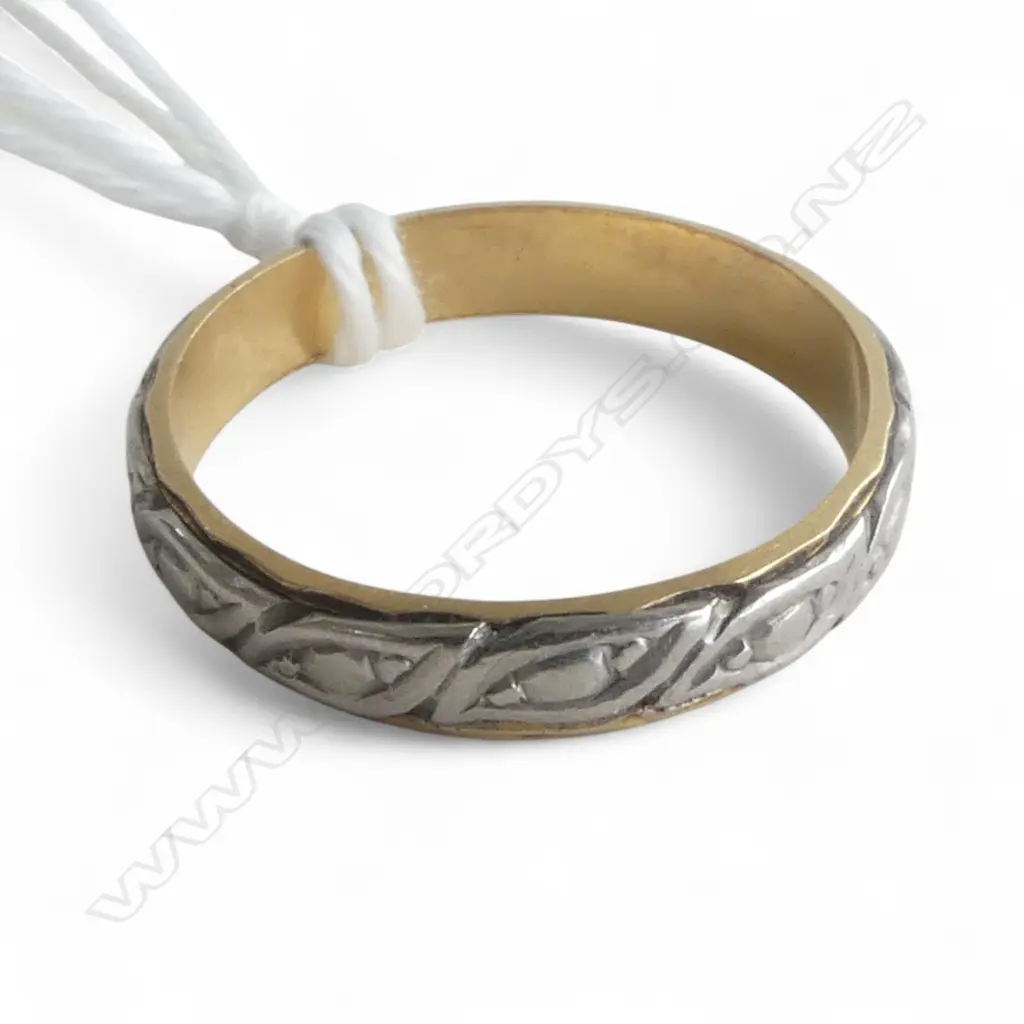 18ct 2/TONE GOLD BAND RING 3.27gms SIZE O Image 1++