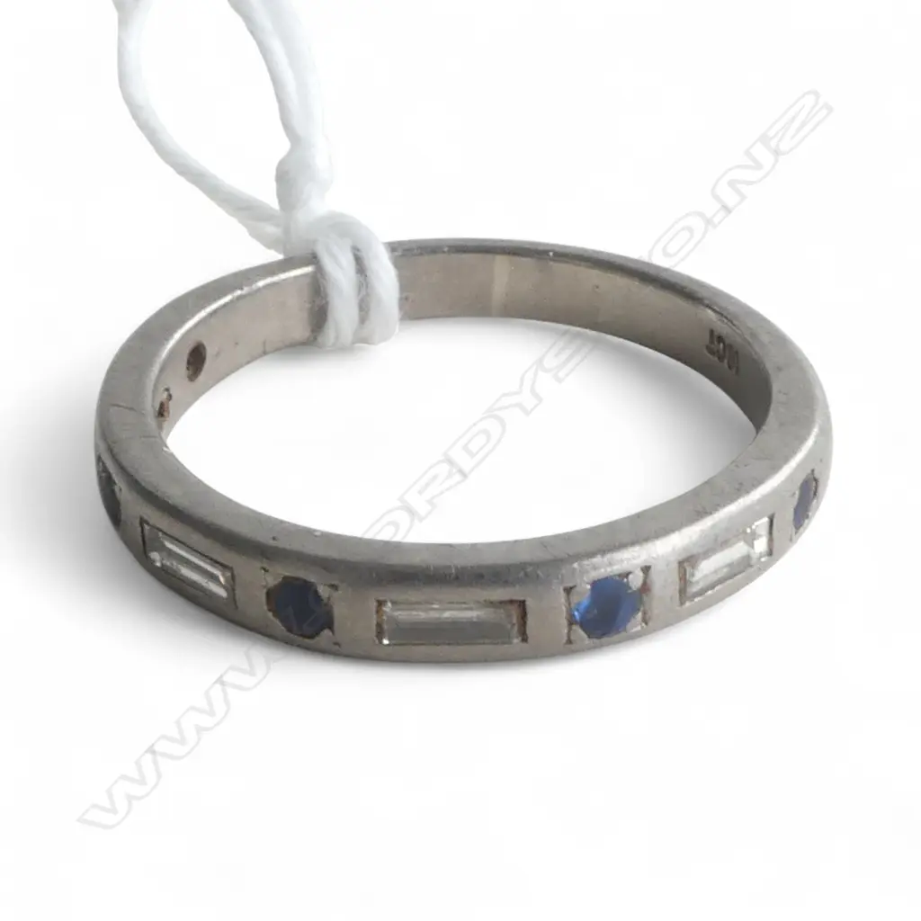 18ct W/GOLD, SAPPHIRE & BAGUETTE DIAMOND BAND RING 6.16gms SIZE V sapphires showing wear Image 1++