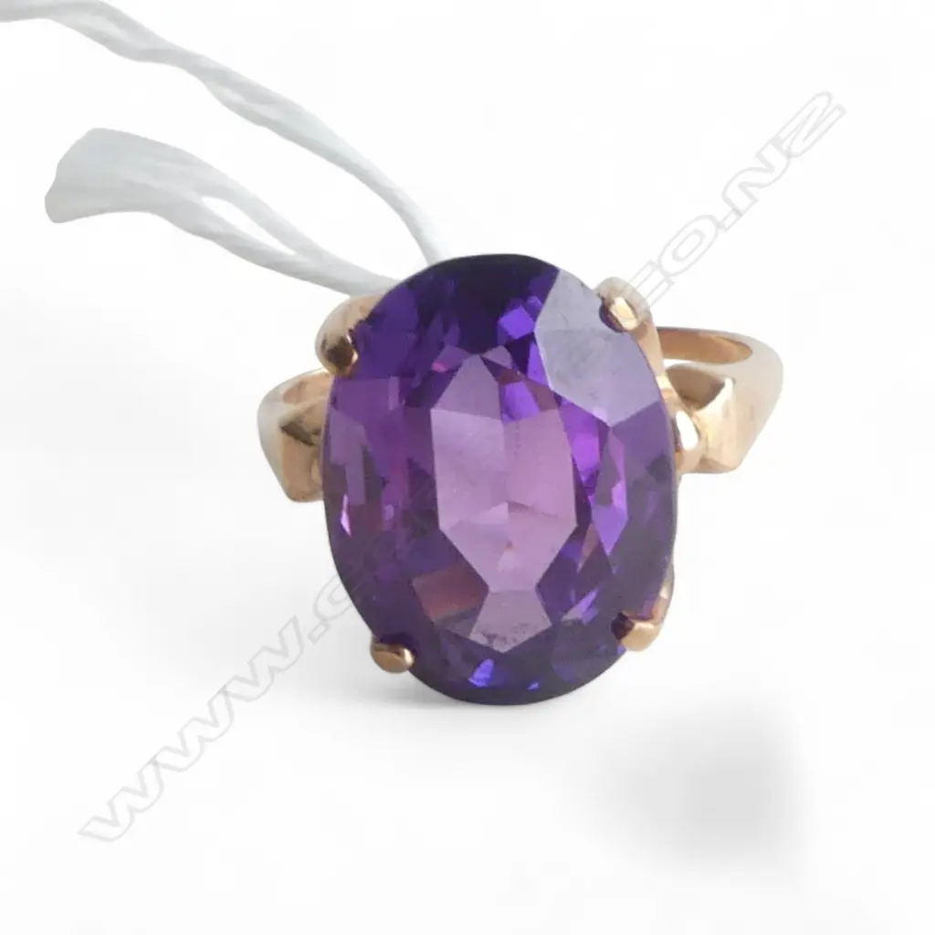 9ct GOLD & LGE SYNTHETIC AMETHYST STONE IN DRESS RING 6gms size Q Image 1++