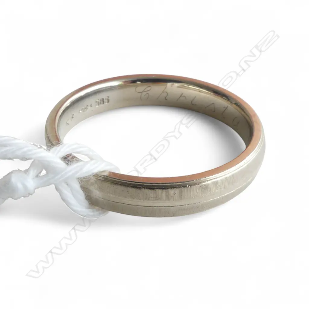 14CT WG BAND RING, SIZE T 5.17gms Image 1++