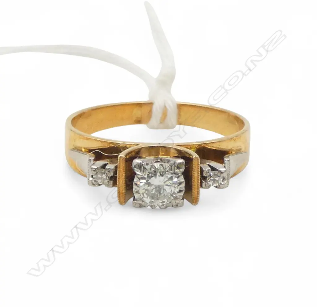 18ct GOLD & 3 STONE DIAMOND RETRO DESIGNER RING 4.7gms SIZE R Image 1++