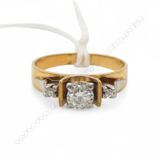 18ct GOLD & 3 STONE DIAMOND RETRO DESIGNER RING 4.7gms SIZE R