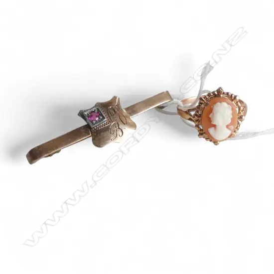 9ct ROSE GOLD CAMEO RING & 9ct GOLD BAR BROOCH. 4.5gm