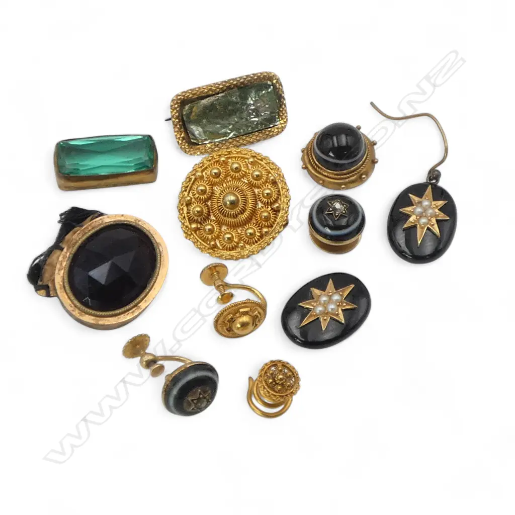 SELECTION ANTIQUE mainly gold JEWELLERY some faults. 18ct about 7gms + 9ct about 4gms etc Image 1++