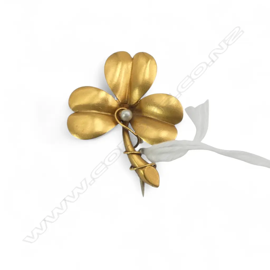 Vintage 9ct gold three clover leaf and pearl brooch 2.5gms Image 1++