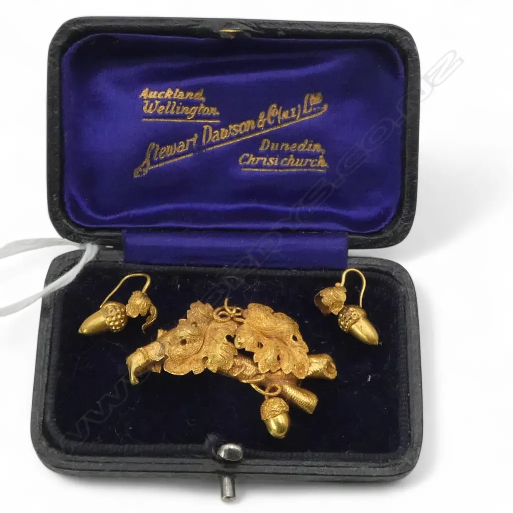 Victorian 15ct gold brooch acorns brooch w matching earrings. 4.34gms Boxed. Image 1++