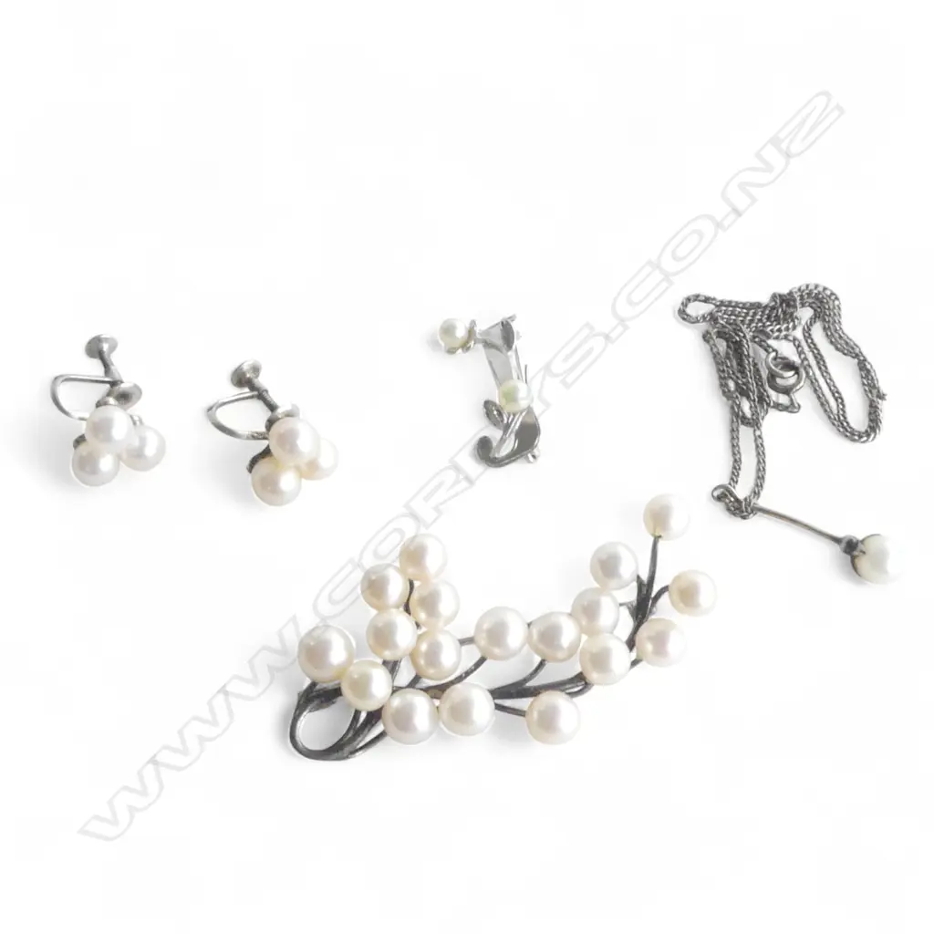 2 SILVER & PEARL BROOCHES, PR PEARL EARRINGS + PEARL PEANDANT NECKLACE Image 1++
