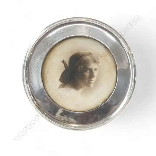 ROUND STG SILVER PHOTO FRAME, SHEFFIELD 1916, Dia.175mm