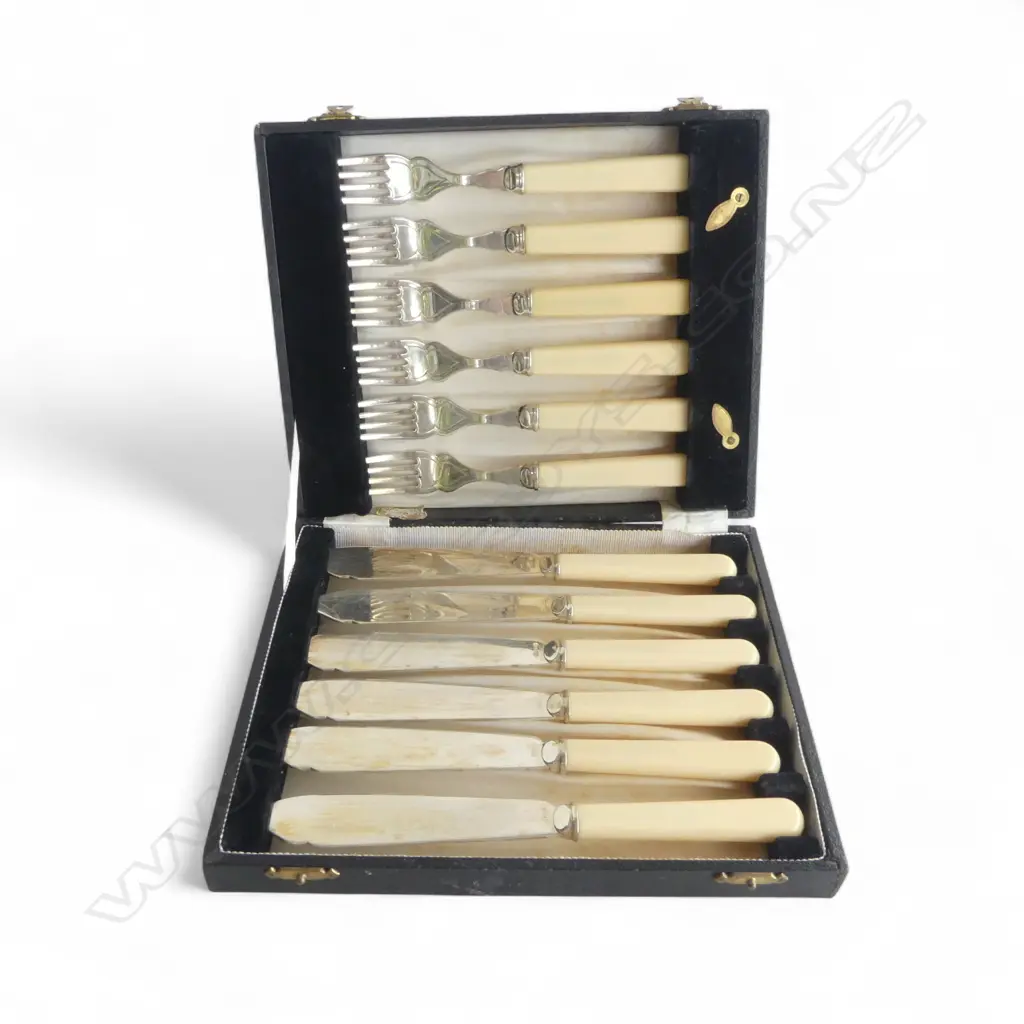 A BOXED SET OF SILVER PLATE FISH KNIVES AND FORKS Image 1++