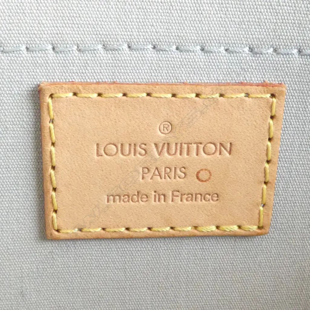 LOUIS VUITTON MONOGRAM VERNIS ROSEWOOD AVENUE SHOULDER BAG. Used. With dust cover bag Image 1++