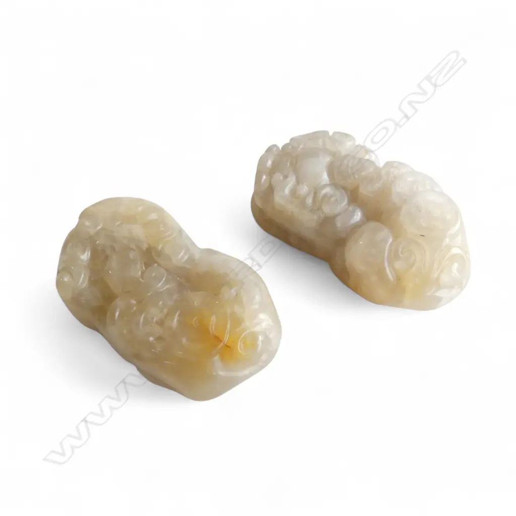 2 CARVED JADE? LION PENDANTS L.45mm Image 1++