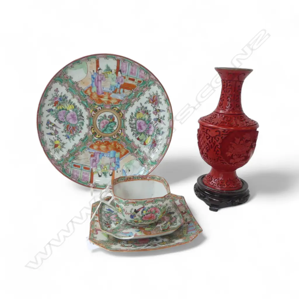 CINNABAR VASE ON STAND H.240mm + 4 PCES FAMILLE ROSE CHINA (SAUCER AF) 260mm Image 1++