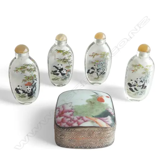 4 CHINESE REVERSE PAINTED GLASS SNUFF BOTTLES H.95mm + LIDDED CONTAINER 