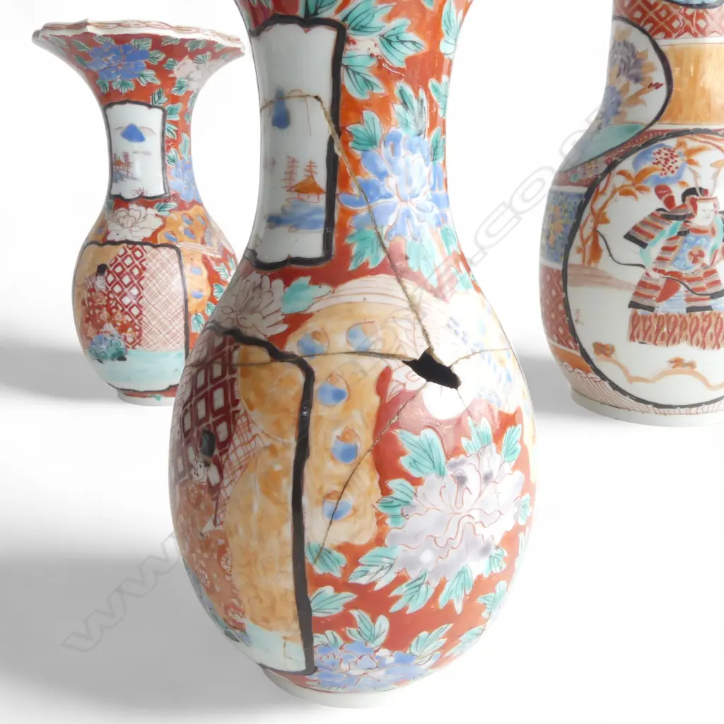 SET OF 3 OLD JAPANESE IMARI VASES smaller pair faulted H.285mm Image 1++