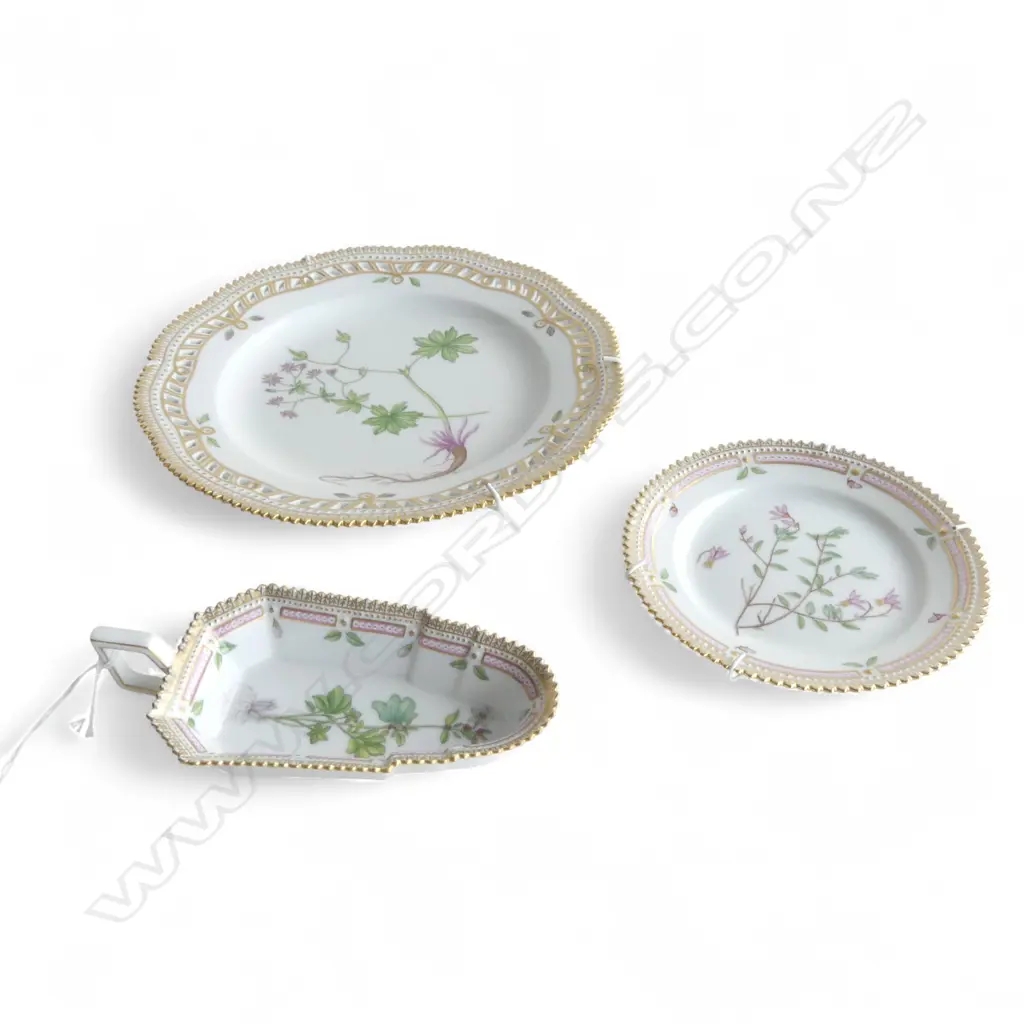 3 PCES ROYAL COPENHAGEN ROYAL COPENHAGEN FLORA DANICA; 2 PLATES 225 / 145mm dia, DISH Image 1++