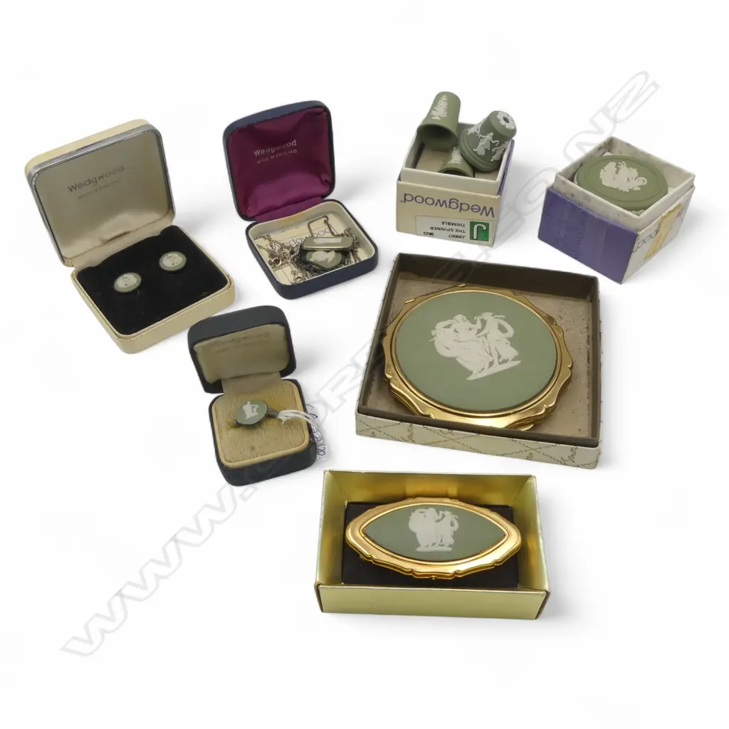 10 PCES ASST. WEDGWOOD GREEN JASPERWARE; JEWELLERY ETC Image 1++