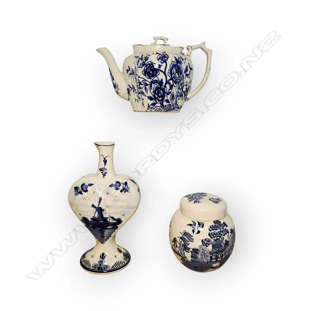 DELFT BLUE AND WHITE CERAMIC VASE PLUS GINGER JAR AND TEA POT Image 1++