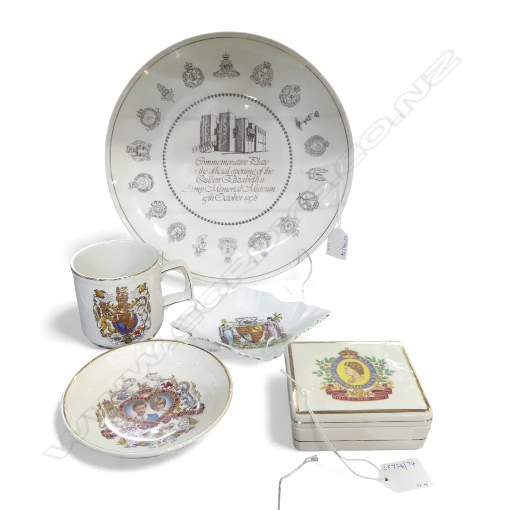 C/LYNN ARMOURIAL PLATE DIA 260MM & CORONATION CHINA  LIDDED BOX MUG & 2 DISHES Image 1++