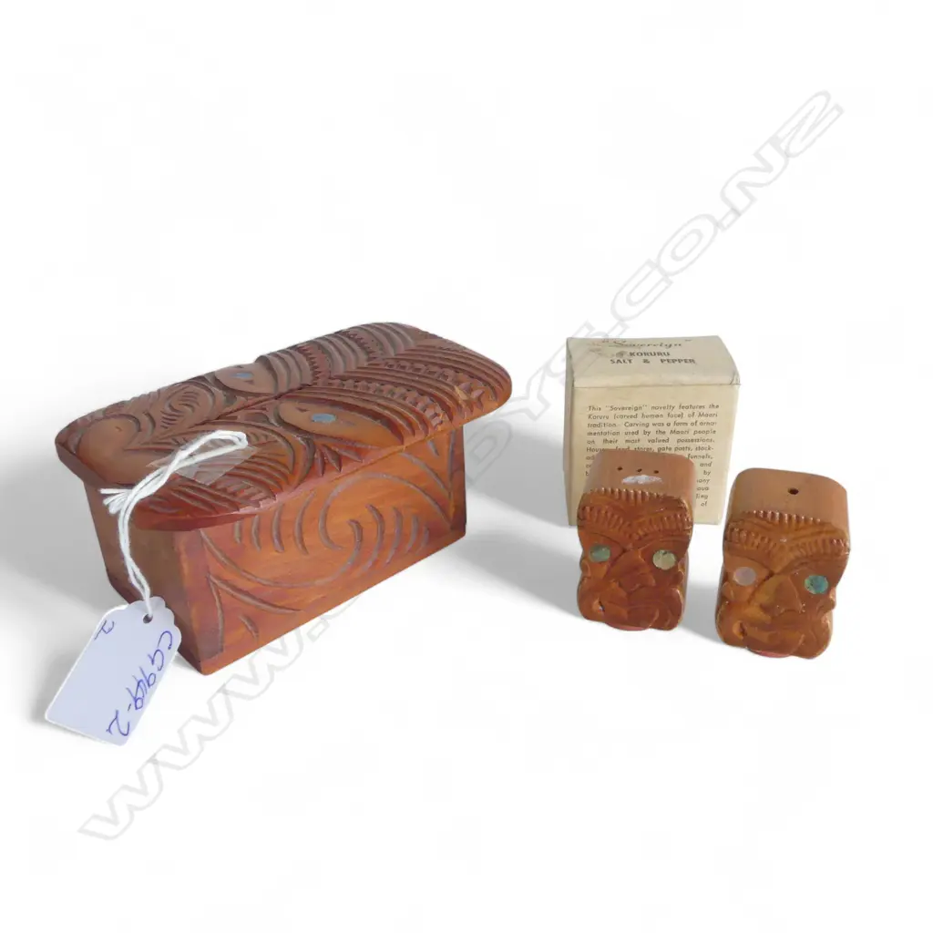 VINTAGE SMALL MAORI MASK CARVED RIMU MONEY BOX L.115mm + 'Sovereign' Koruru salt & pepper boxed Image 1++