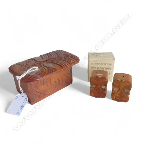 VINTAGE SMALL MAORI MASK CARVED RIMU MONEY BOX L.115mm + 'Sovereign' Koruru salt & pepper boxed