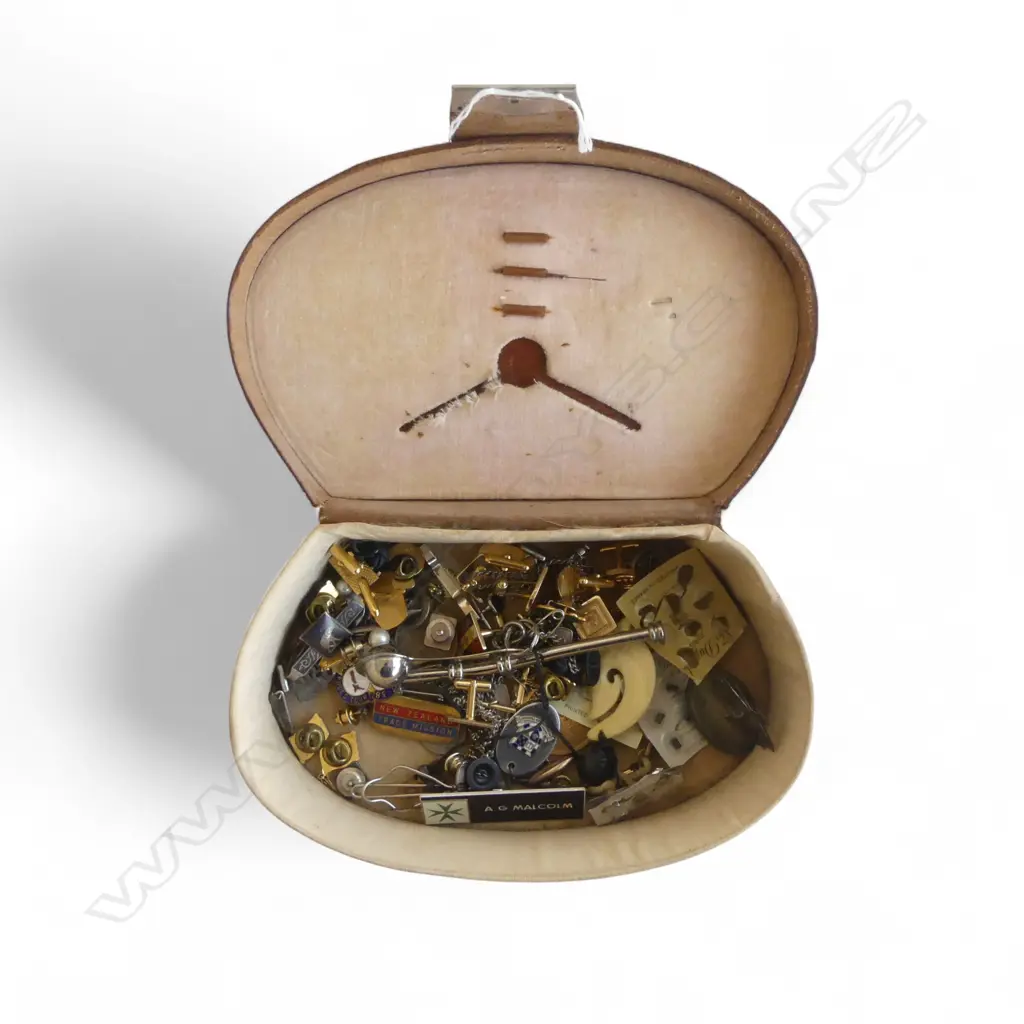 ASST. BADGES & CUFFLINKS ETC IN LEATHER CASE W.210mm Image 1++