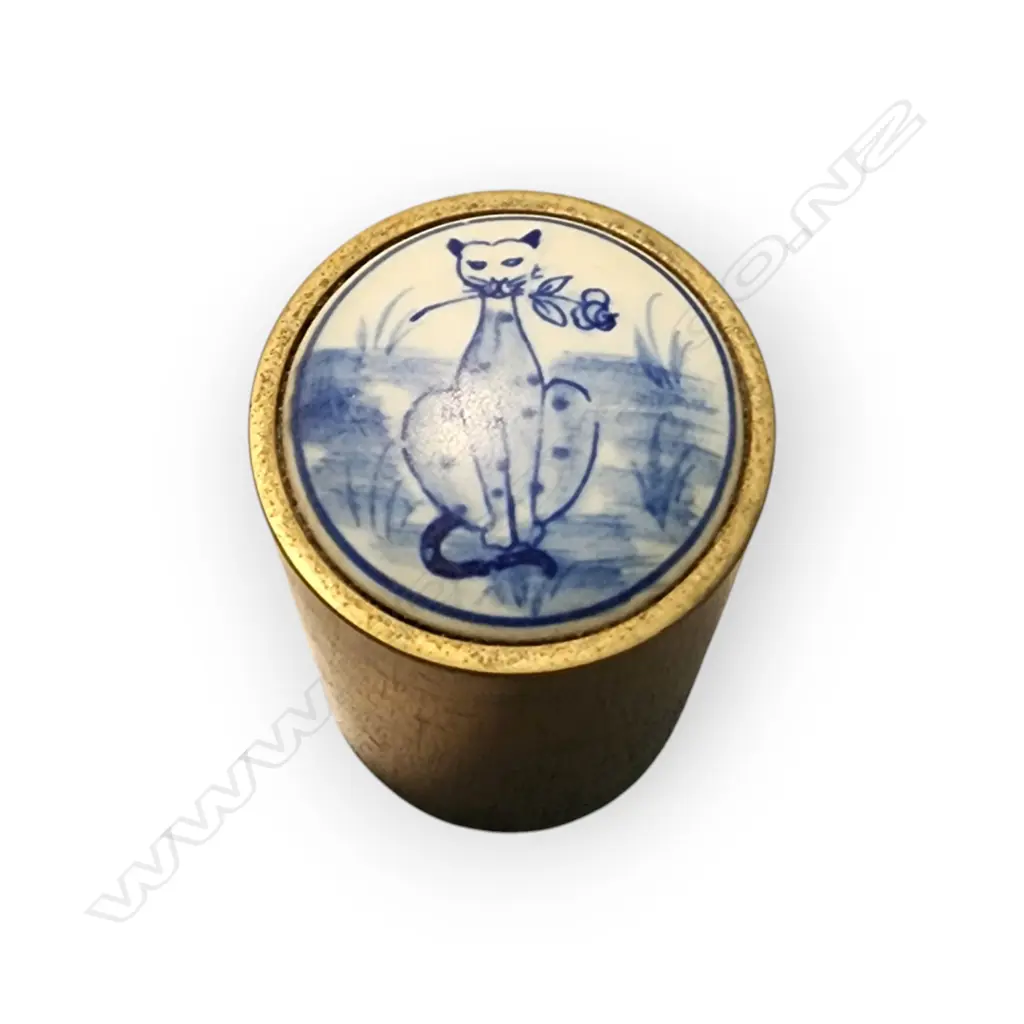 VINTAGE BRASS CANISTER WITH PORCELAIN BLUE WHITE CAT LID Image 1++