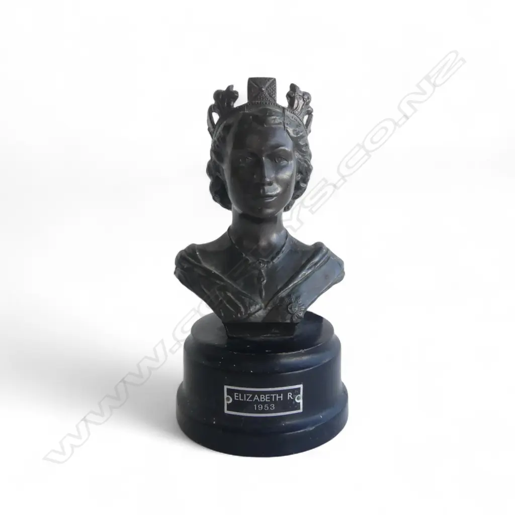CAST METAL MUSICAL BUST OF QE2 H190MM Image 1++