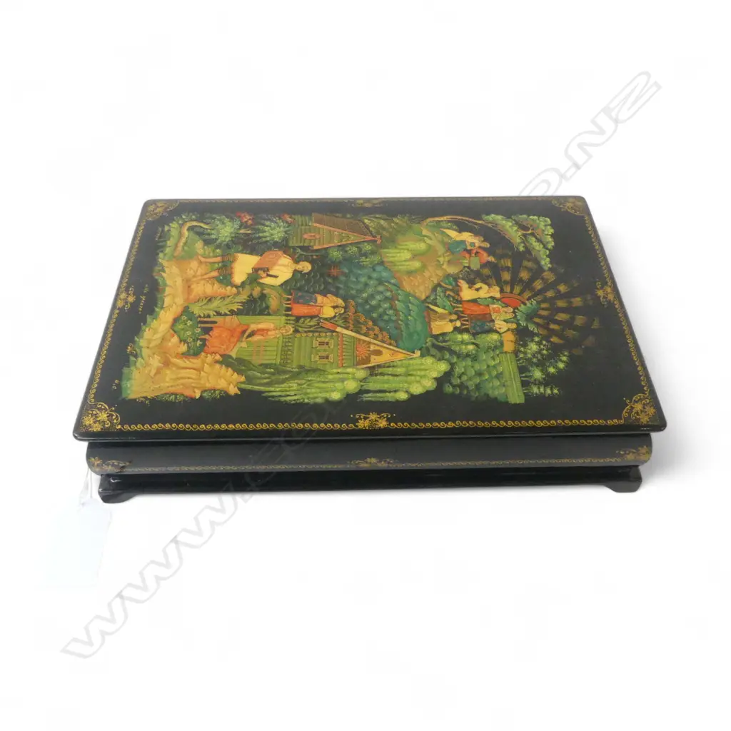 RUSSIAN FINE QUALITY  HAND PAINTED HINGED LID BOX village & musical scenes. Signed. 207 x 138 x 45mm. Image 1++