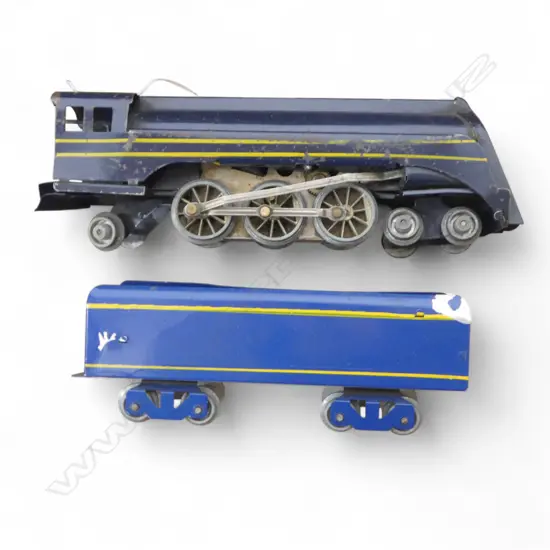O GAUGE ELECTRIC ENGINE AUS STREAMLINER & CARRIAGE