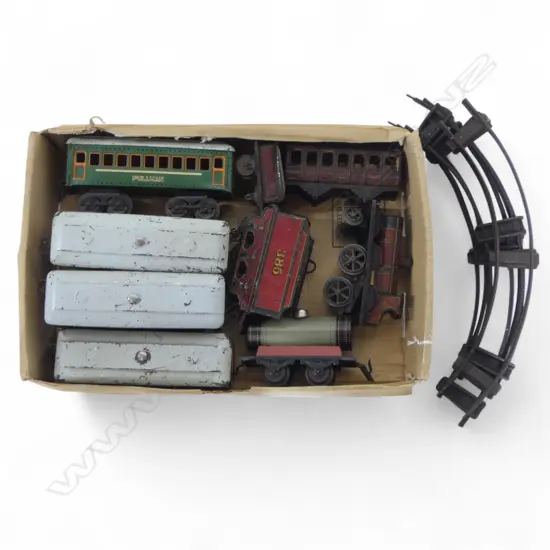 TRAY OF O GAUGE ROLLING STOCK AF ENGINE & SOME TRACK