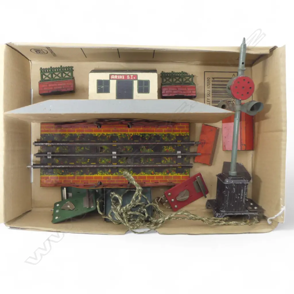 O GAUGE TIN  RAILWAY BRIDGE SIGNAL LAMP  VINTAGE WOOD STATION ETC Image 1++