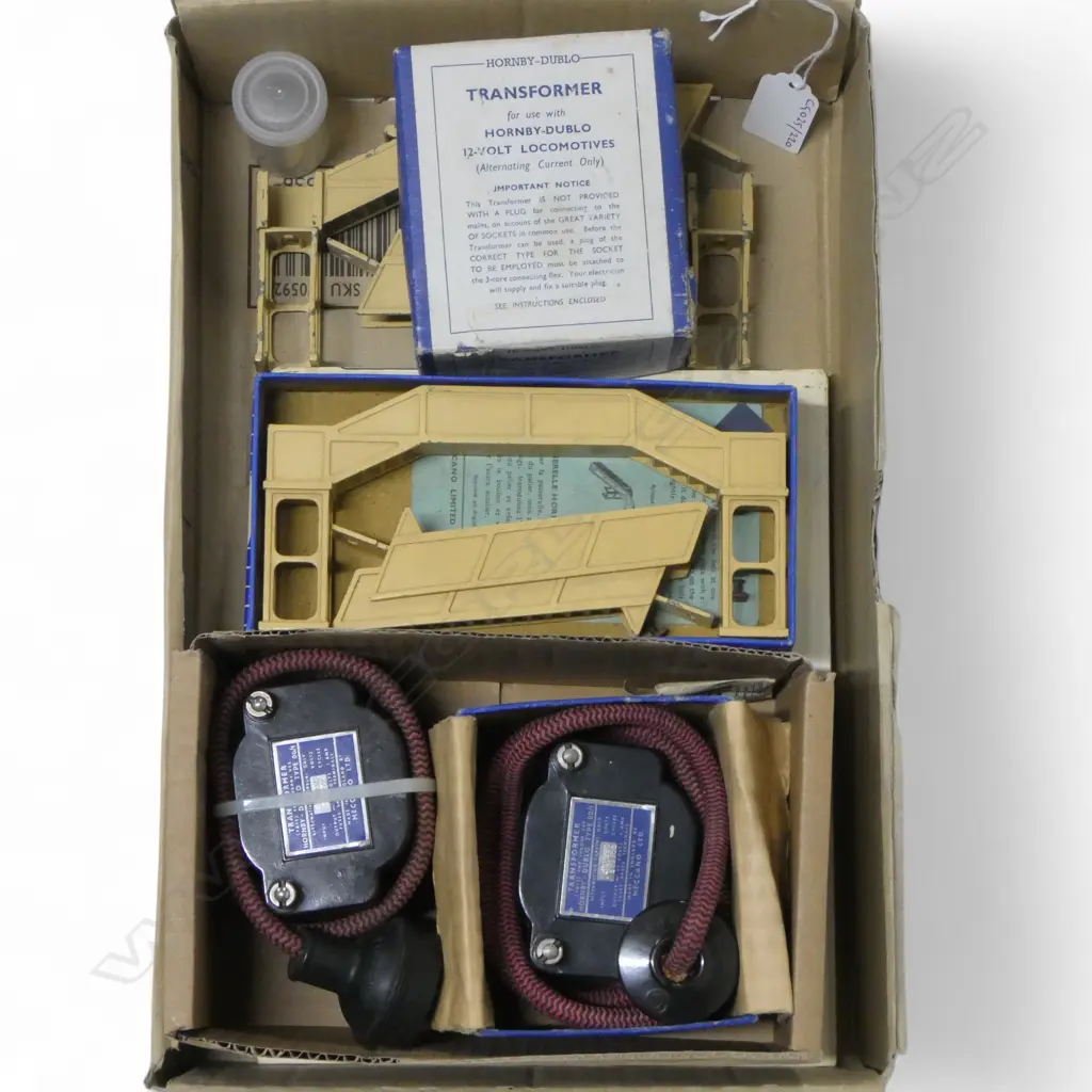 HORNBY BOOK BOXED FOOT BRIDGE & ANOTHER & 2 TRANSFORMERS Image 1++