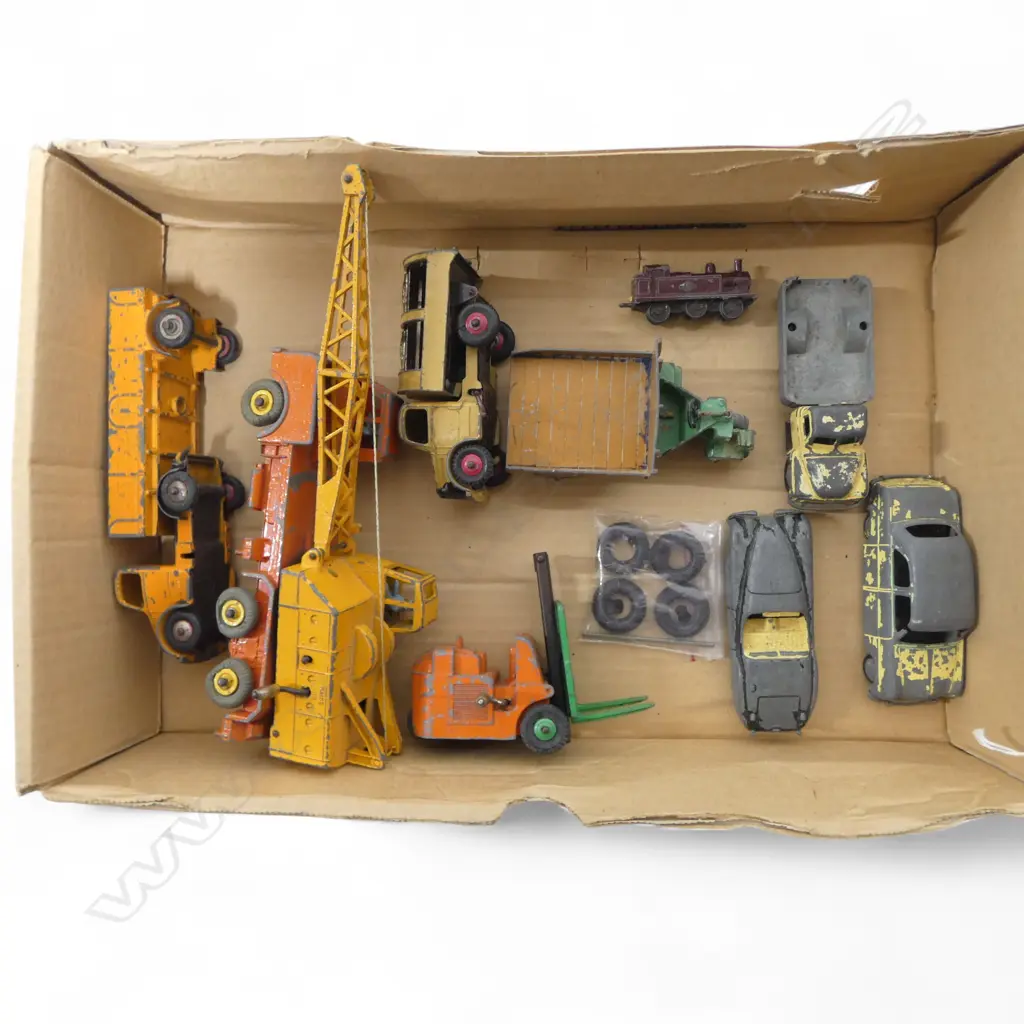 COLLECTION OF 8 VINTAGE DINKY TOYS ETC Image 1++