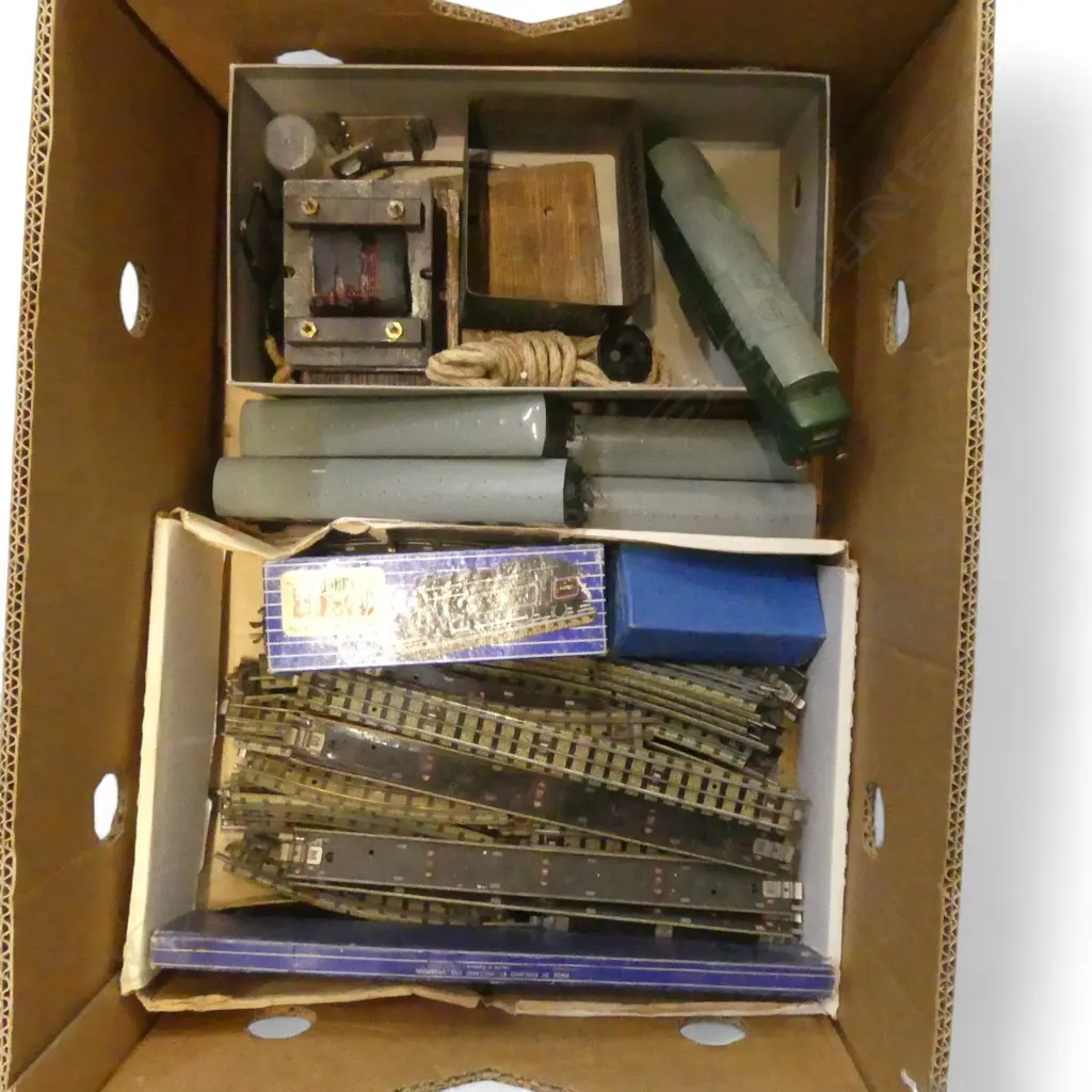 BOX OF HORNBY DUBLO ELECTRIC TRACK TRANSFORMER 4 CARRIAGES ENGINE & TENDER Image 1++