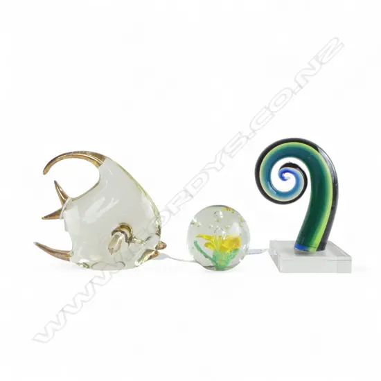 STUDIO GLASS KORU H160MM GLASS PAPER WIEGHT H80 & FISH ORN H140MM