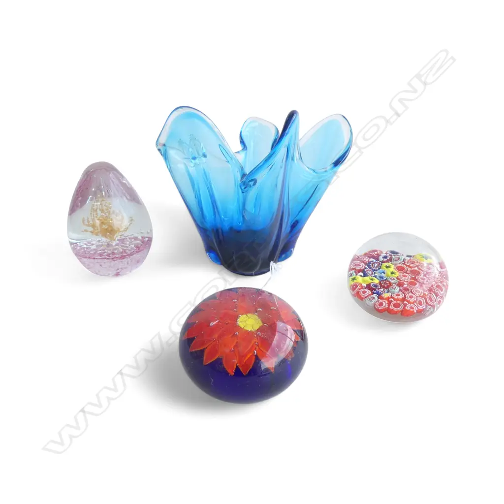 3 GLASS PAPERWEIGHTS + HANDKERCHIEFVASE H.150mm Image 1++
