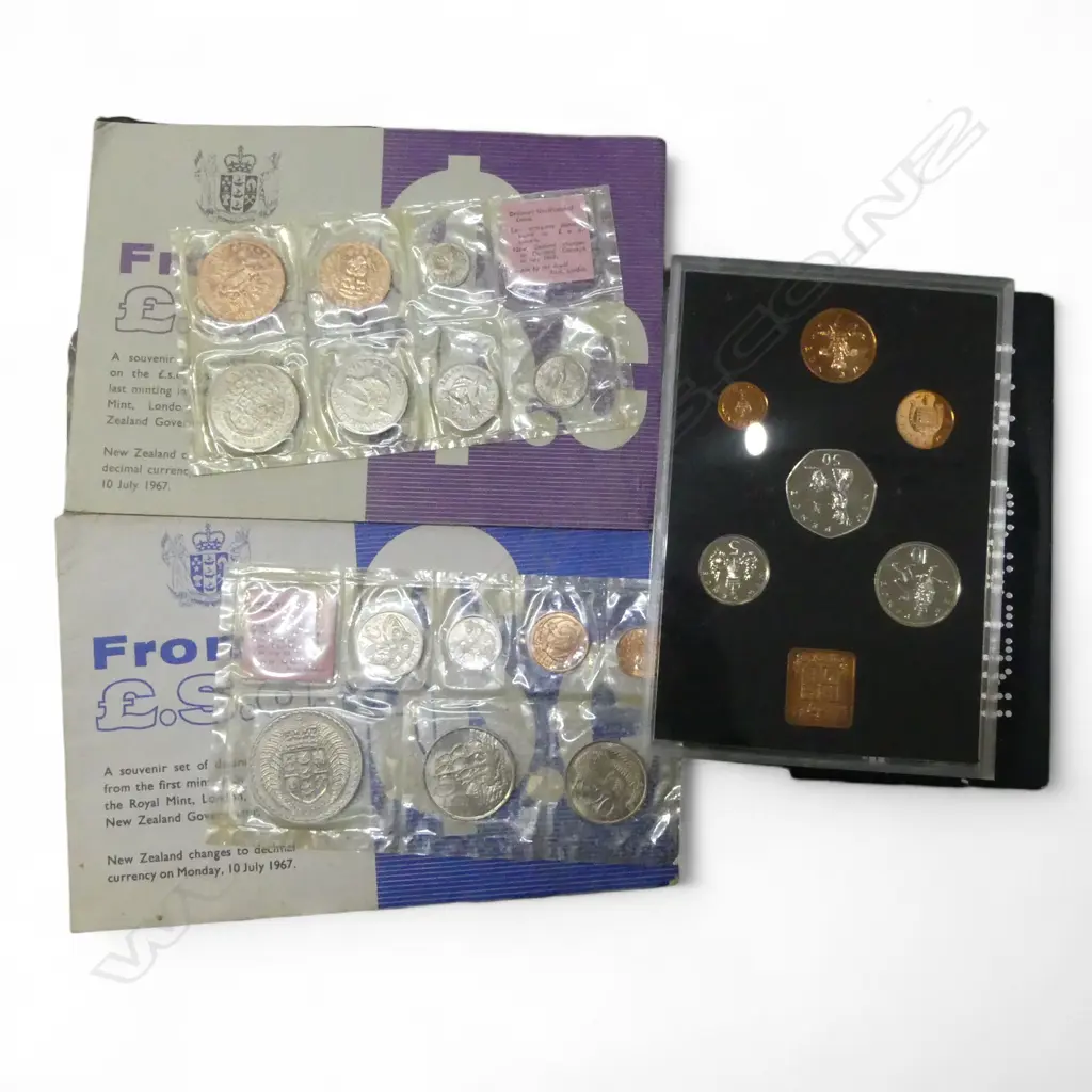 3 COIN SETS; N.Z. 1965/67 & THE DECIMAL COINAGE OF GREAT BRITAIN & NORTHERN IRELAND 1971 Image 1++