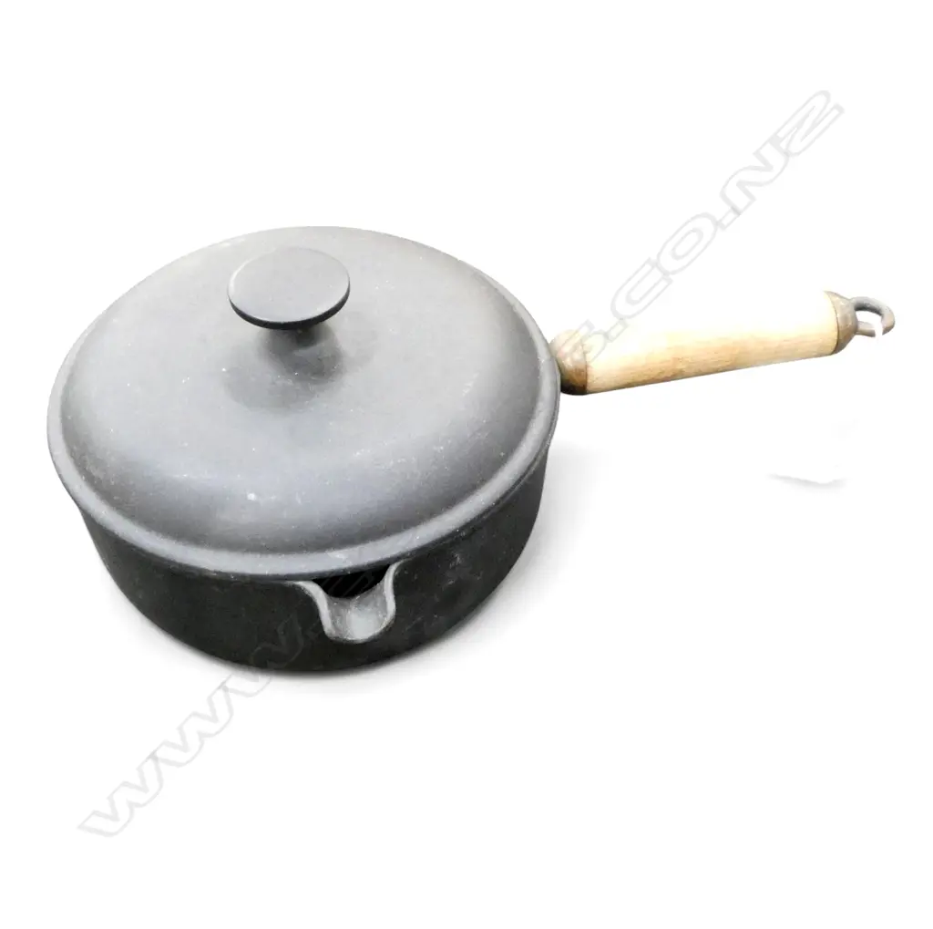 VINTAGE LE CREUSET LIDDED CAST IRON SAUCE PAN 200mm dia Image 1++