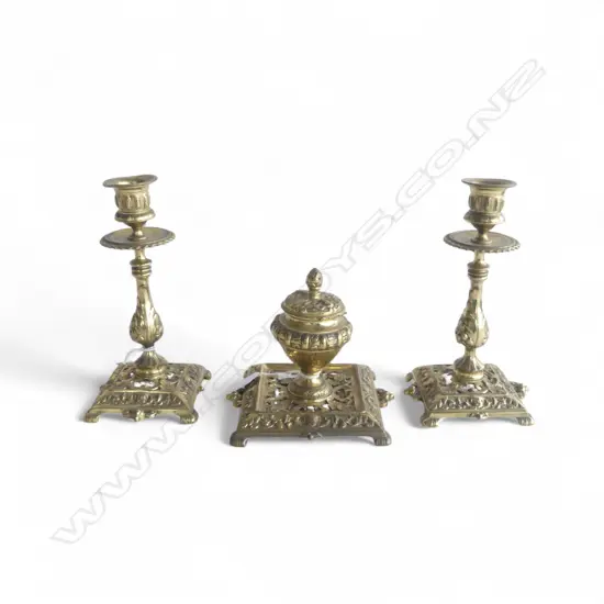 VICTORIAN BRASS INKWELL & PR CANDLESTICKS, FLORID DESIGN, H.200mm