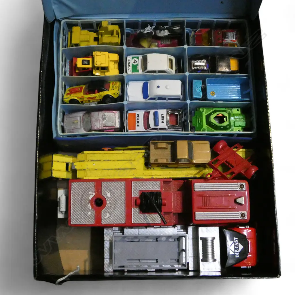 COLLECTION VINTAGE MATCHBOX TOYS CARRY BOX ETC Image 1++