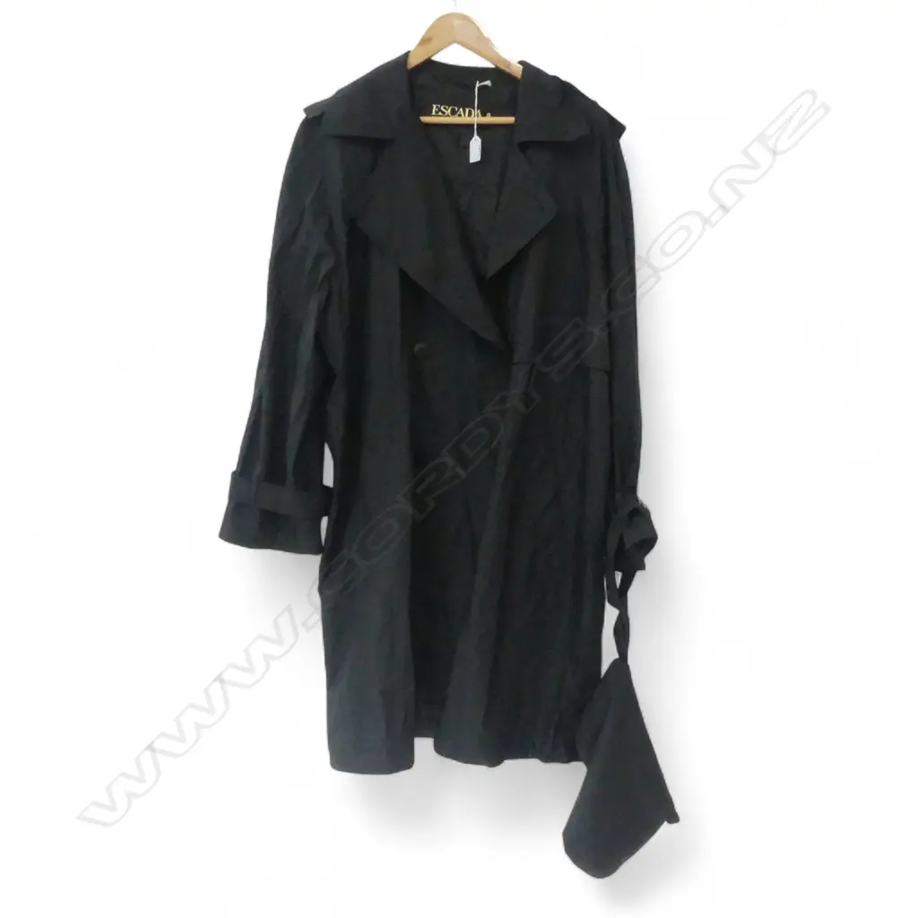 A BLACK ESCADA MARGARETHA LEY TRAVEL RAINCOAT WITH ACCOMPANYING POUCH SIZE 42 Image 1++